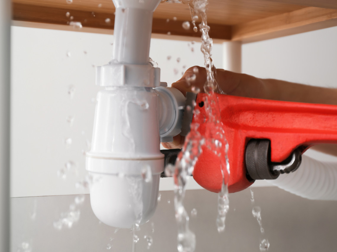 how to fix plumbing leaks​
